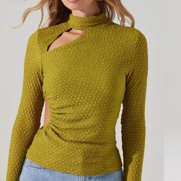 Astr The Label TEXTURED CUTOUT LONG SLEEVE TOP - Picture 2 of 6